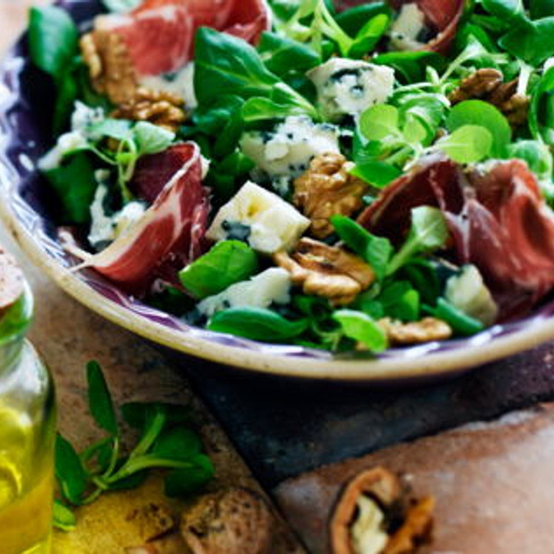 Salade de mâche au roquefort coppa et noix