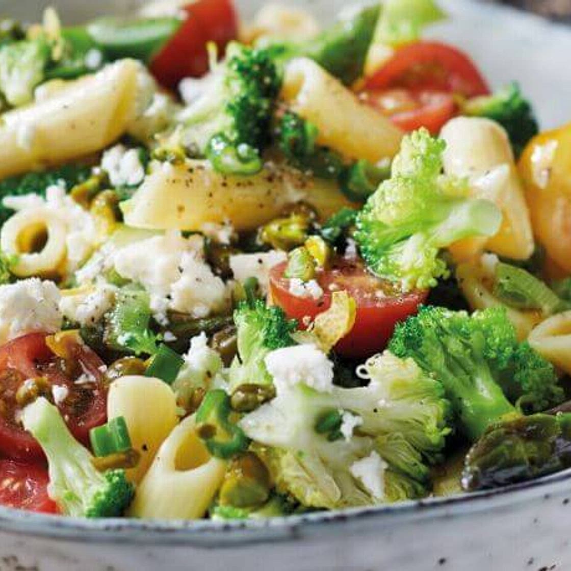 Nudelsalat mit Tomaten, Spargel, Pistazien und Feta