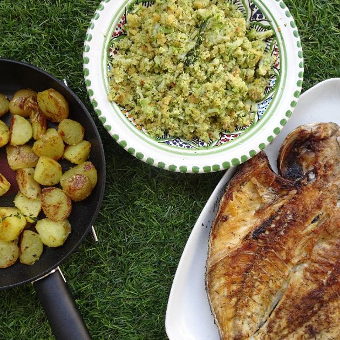 Dourada grelhada com migas de brócolos e batatas salteadas