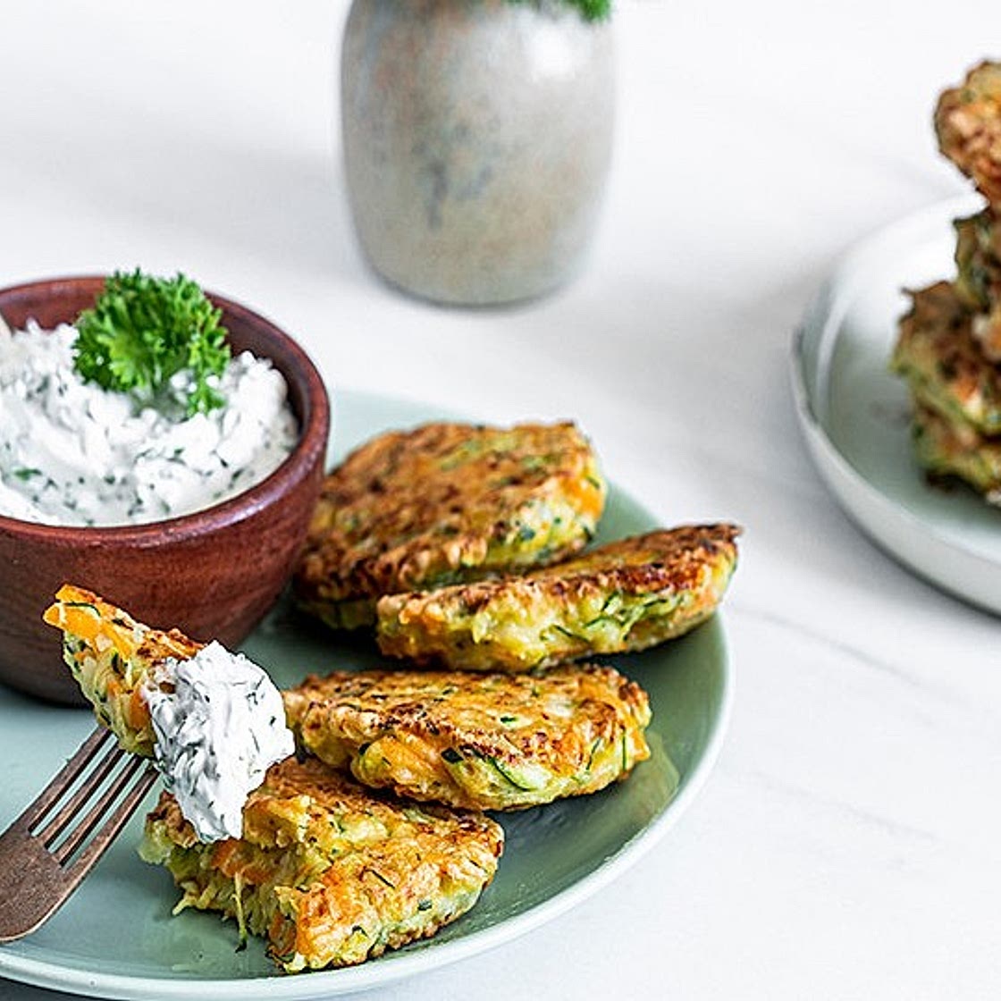 Zucchini-Möhren-Puffer mit Kräuter-Joghurt-Creme