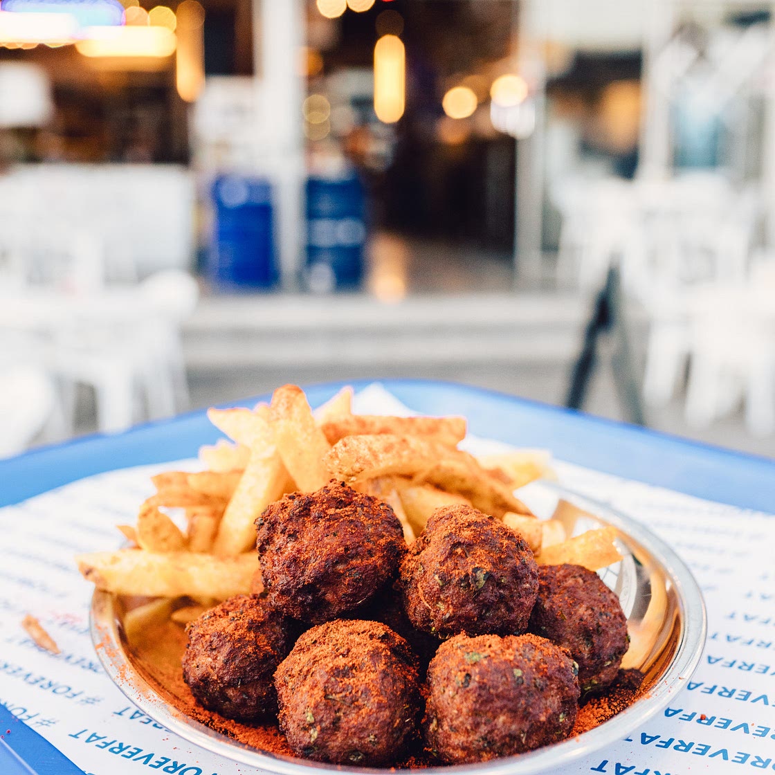 Τα κεφτεδάκια του Βασίλη Καλλίδη τα τρώνε και τα πιο άφαγα πιτσιρίκια