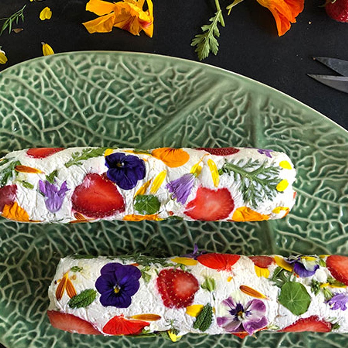 Rouleaux de chèvre aux fraises et fleurs comestibles