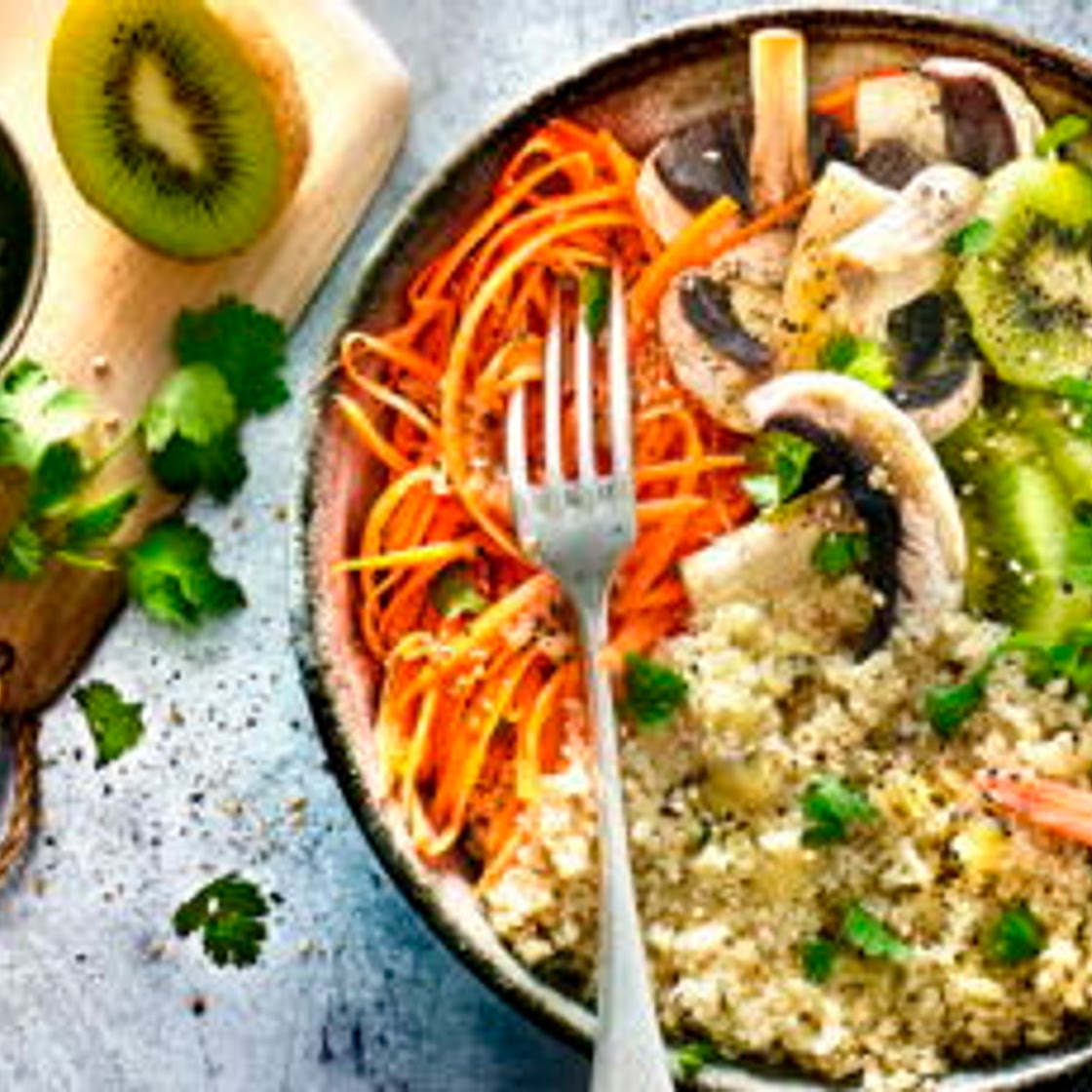 Bowl de quinoa aux kiwis et aux crevettes