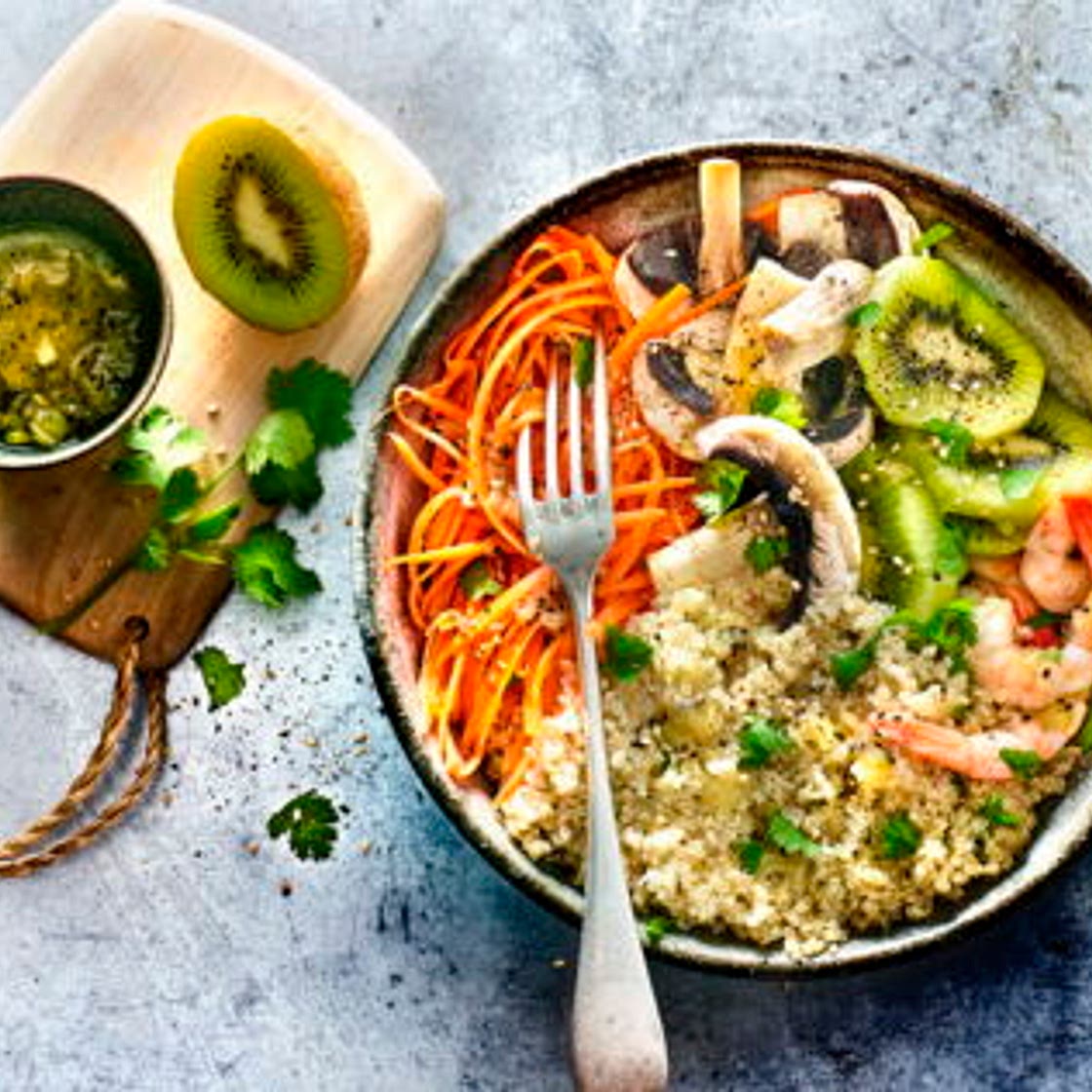 Bowl de quinoa aux kiwis et aux crevettes