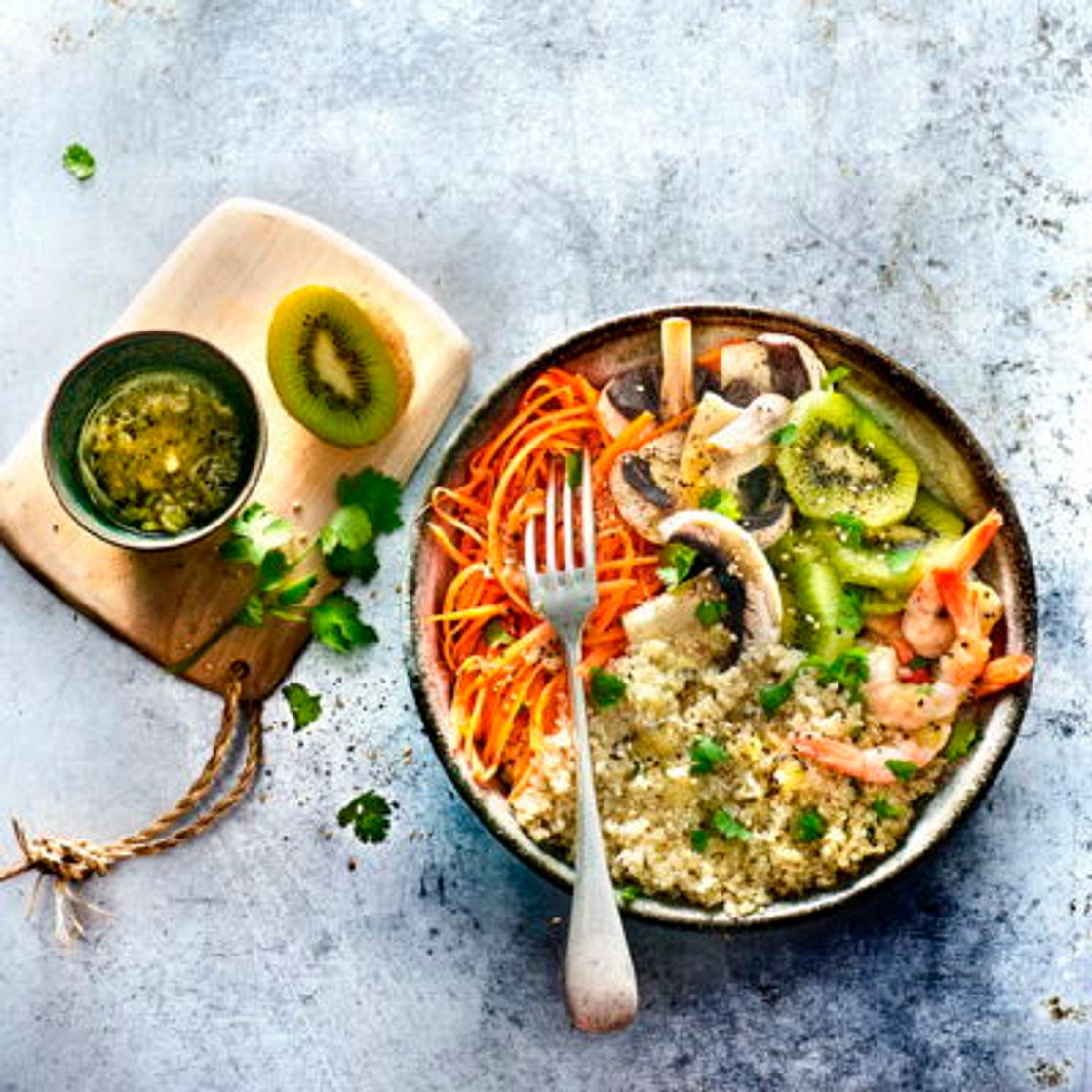 Bowl de quinoa aux kiwis et aux crevettes