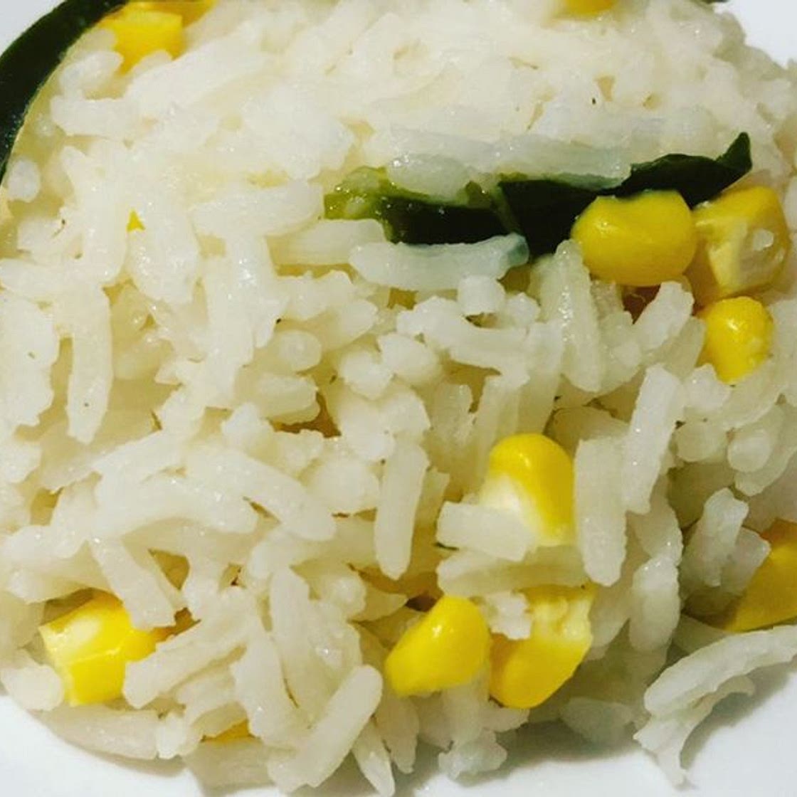 Arroz blanco con elote y chile poblano