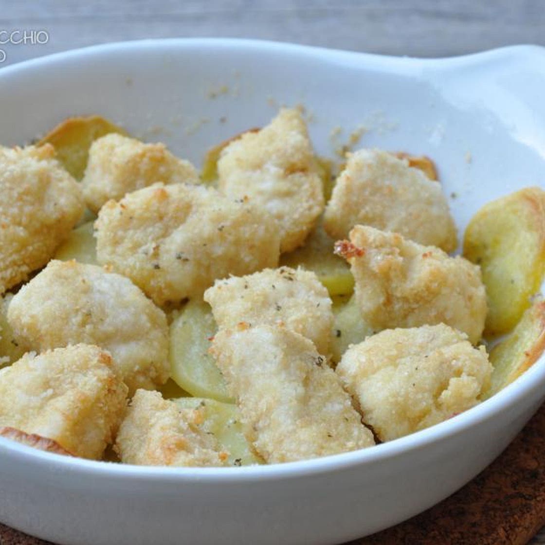 Bocconcini di pollo con sfogliette di patate al forno