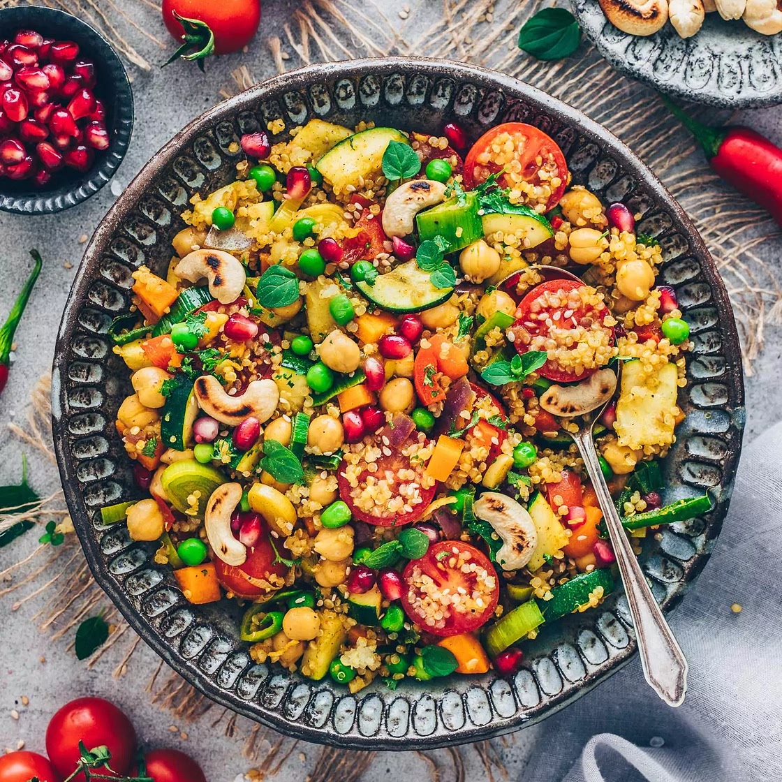 Orientalische Quinoa-Gemüse-Pfanne mit Kichererbsen