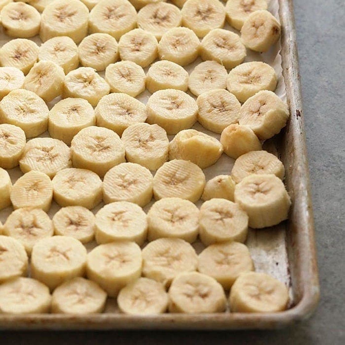 How to Freeze Bananas (for smoothies and baking!)