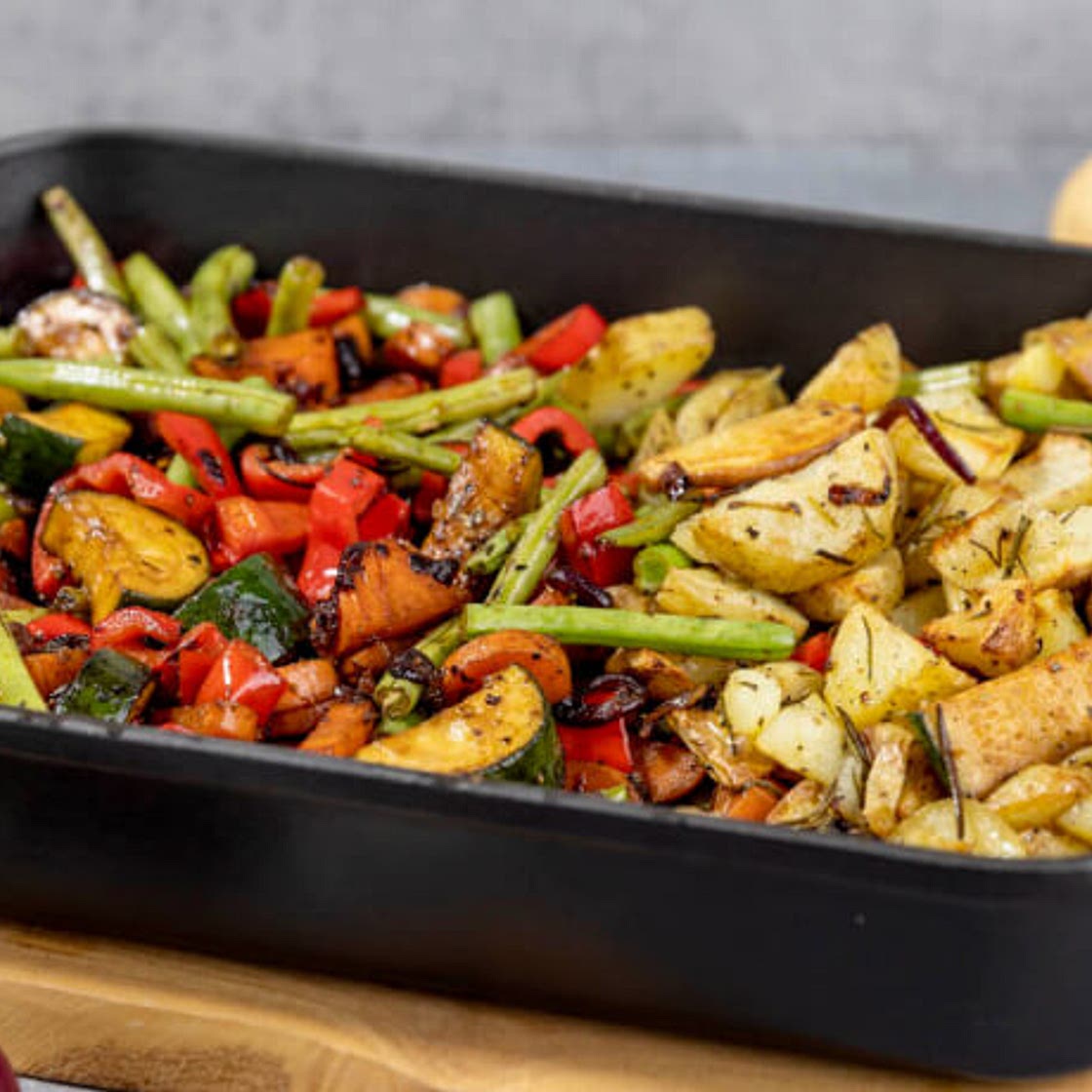 Gemüsepfanne mit Ofenkartoffeln