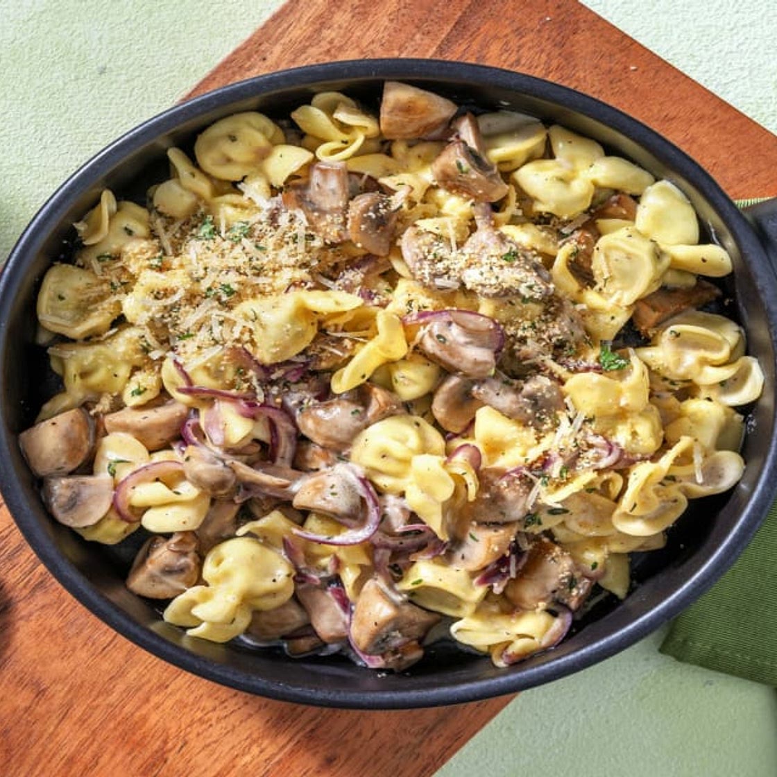 Fiorelli! Pastataschen mit Pilzfüllung in cremiger Champignonsoße, dazu Käsebrösel