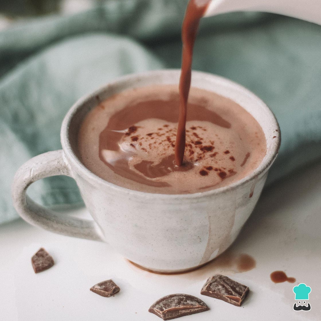 Chocolate quente cremoso com chocolate em barra