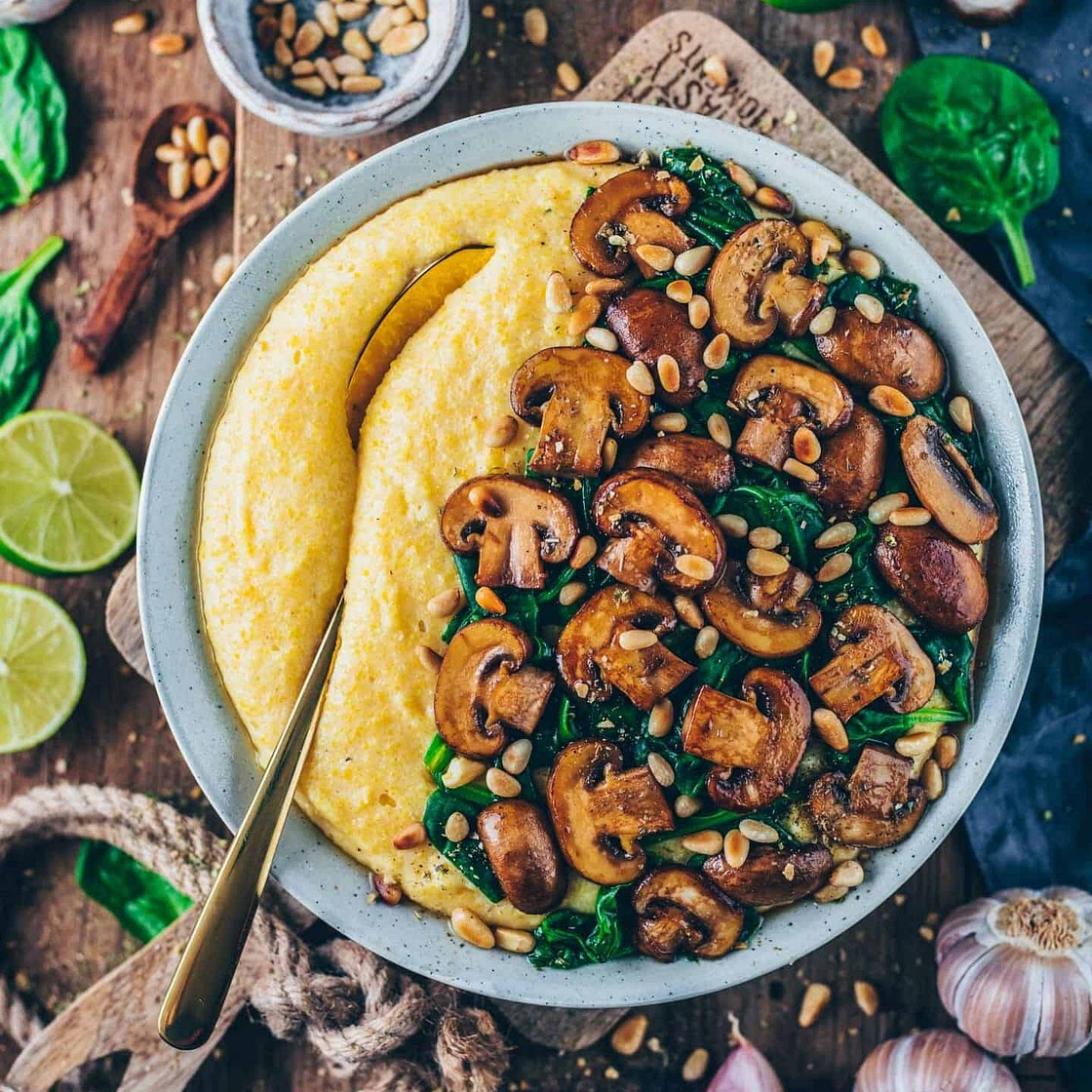 Cremige Vegane Polenta mit Pilzen und Spinat