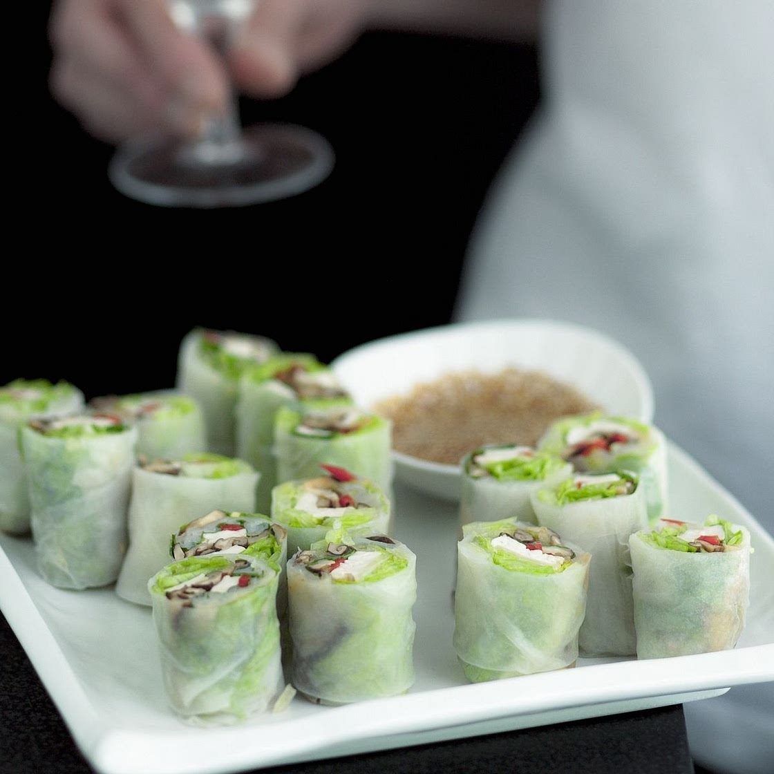 Vietnamesische Reispapierpäckchen mit Sesamdip