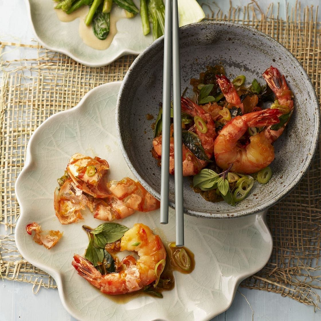 Shrimps mit Pak Choy und grünem Spargel