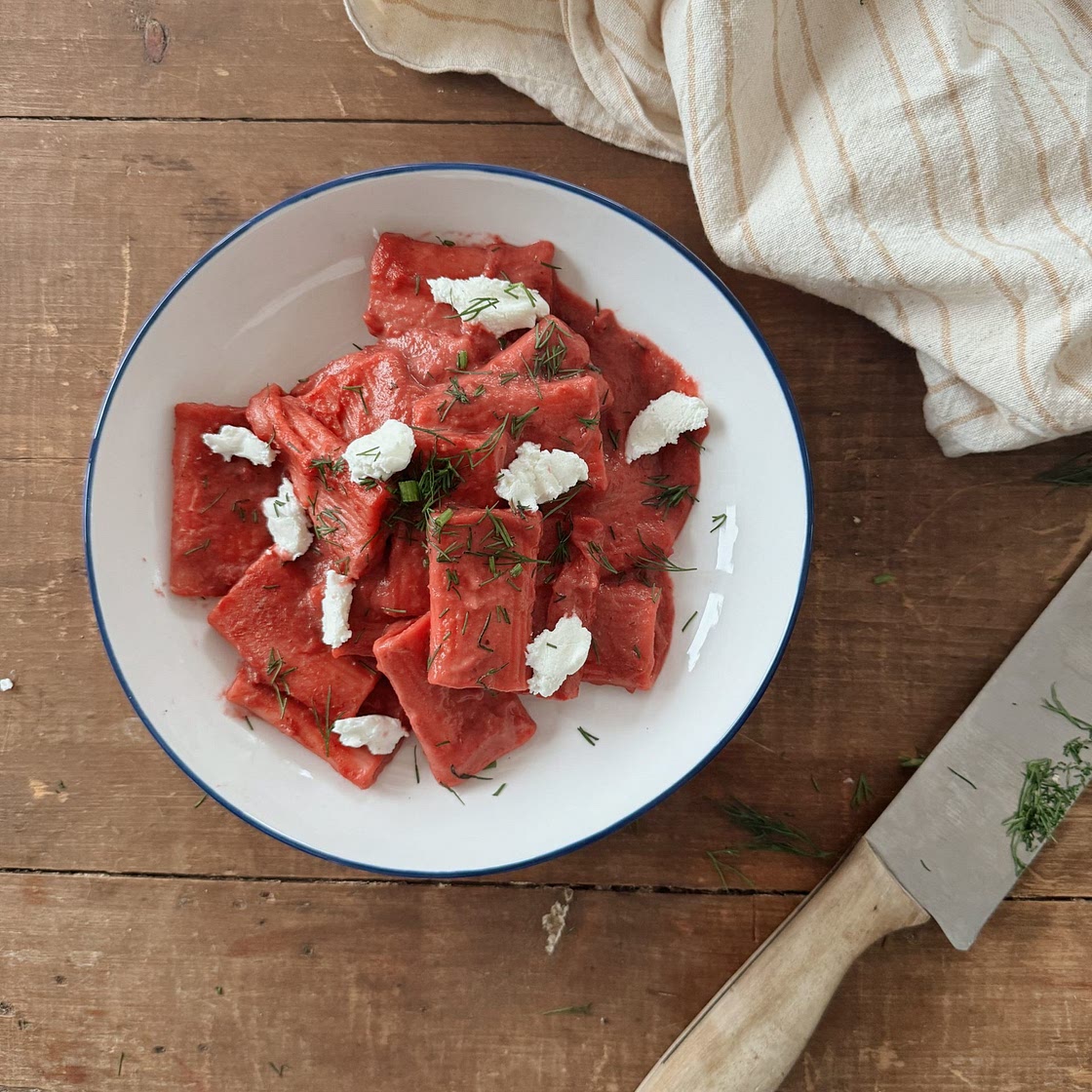 Pâtes à la sauce rosée aux betteraves & à l’ail rôti