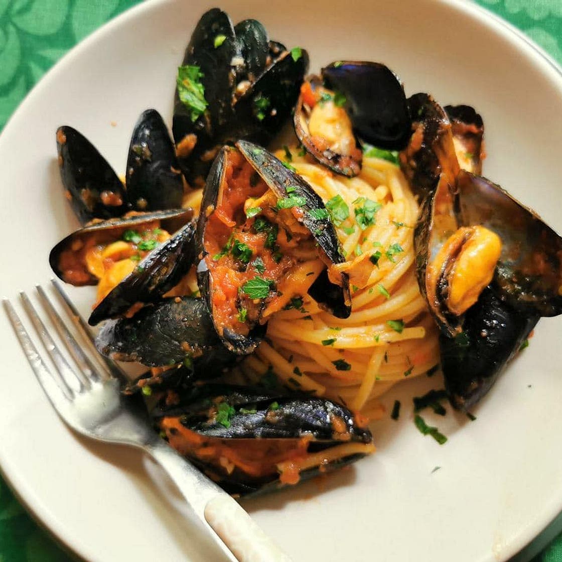 Spaghetti with mussels and tomato sauce alla Tarantina