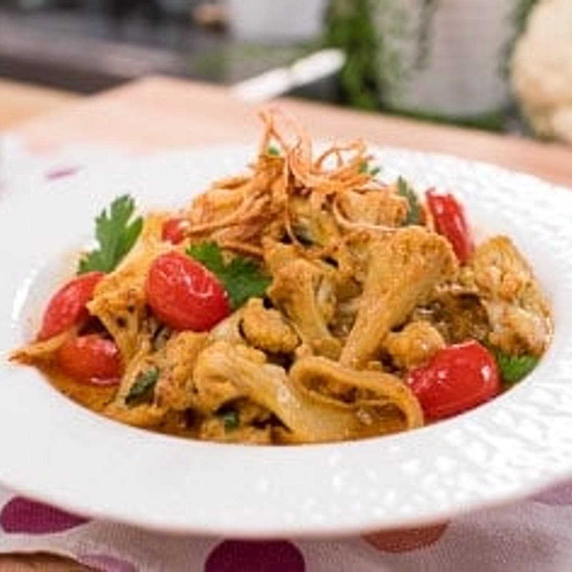 Cauliflower Stir-Fry with Yellow Curry ดอกกะหล่ำผัดแกงกะหรี่