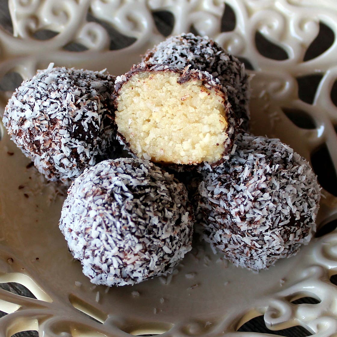 skinnymixer's Raw Lamington Truffles