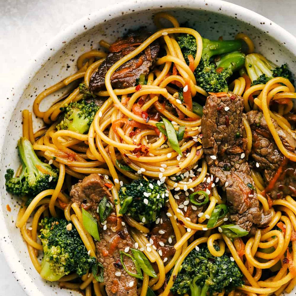 20 Minute Garlic Beef and Broccoli Lo Mein