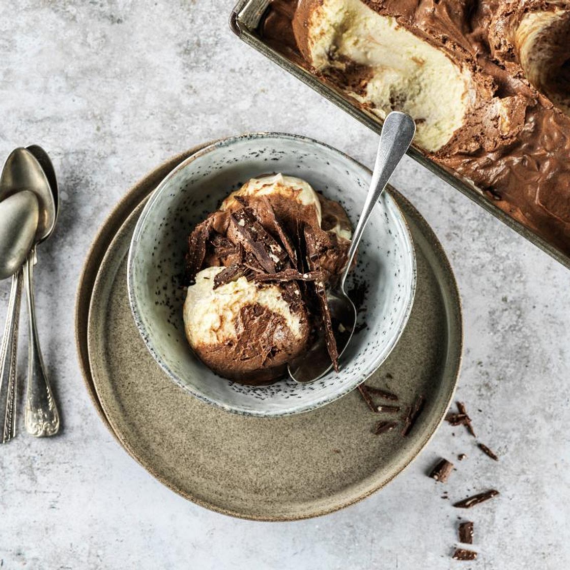 Dreifarbiges Tobleronemousse