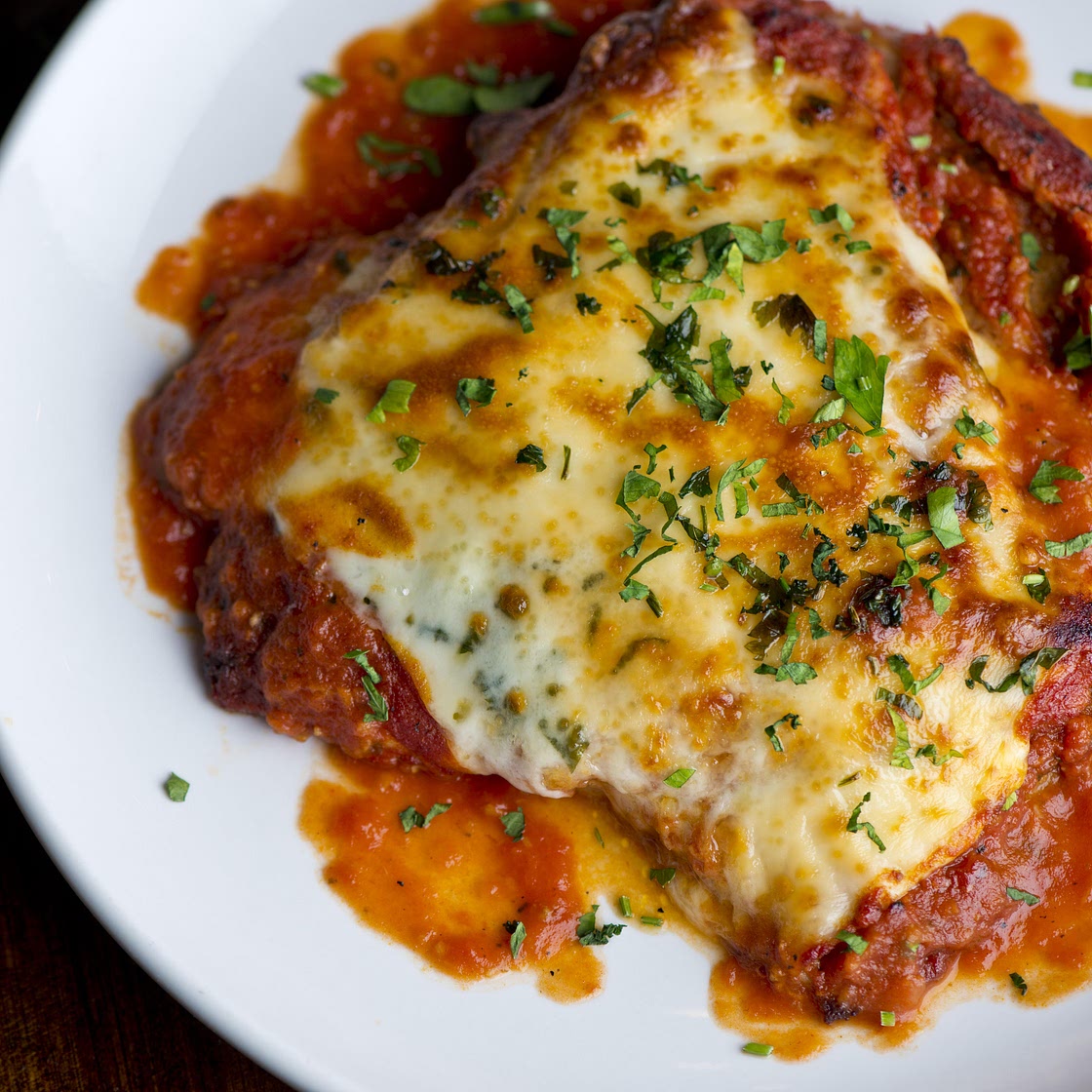 Poulet au parmesan, à la sauce tomate et au basilic