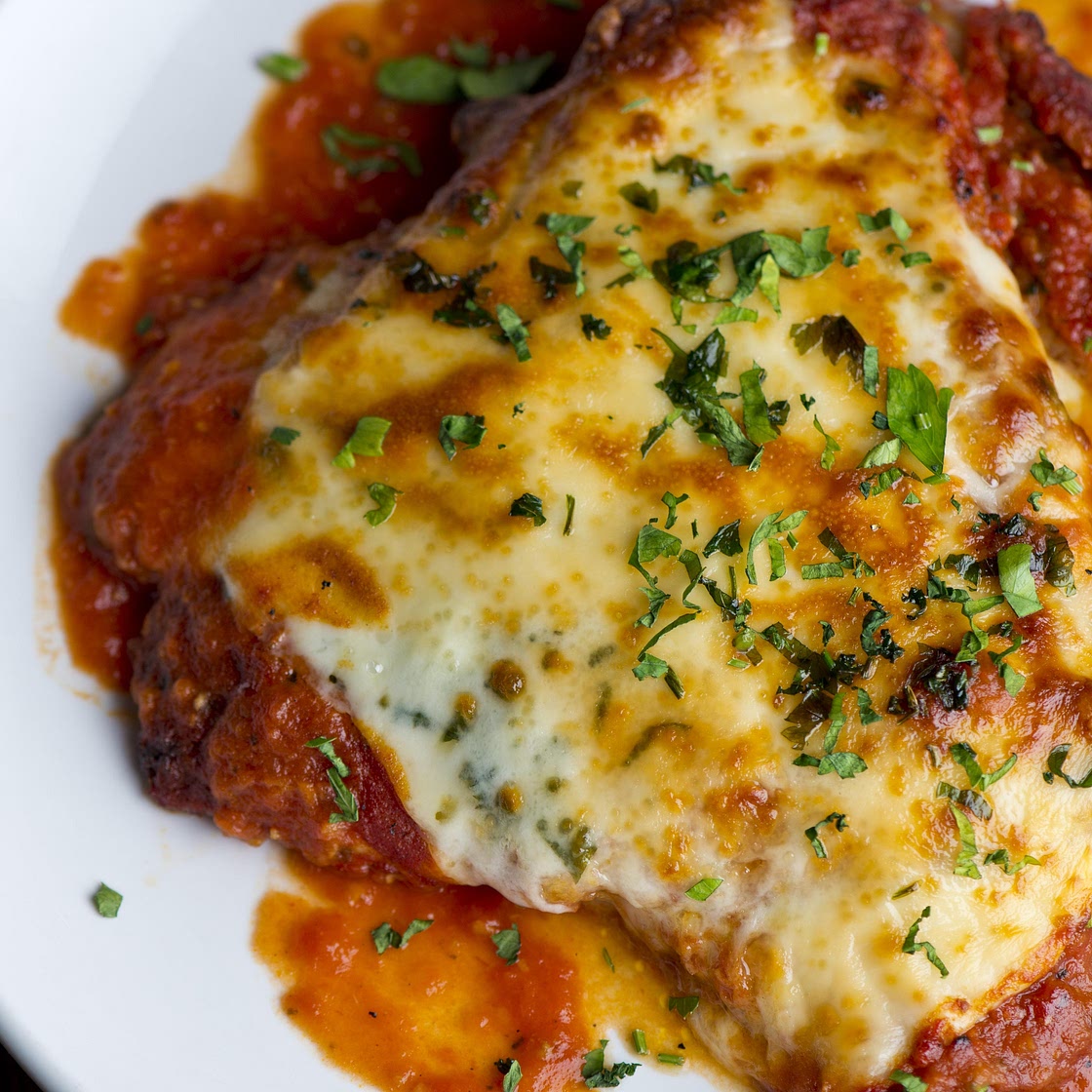 Poulet au parmesan, à la sauce tomate et au basilic