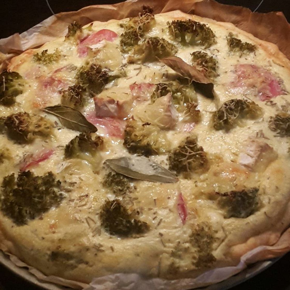 Quiche aux brocolis, chèvre et roquefort