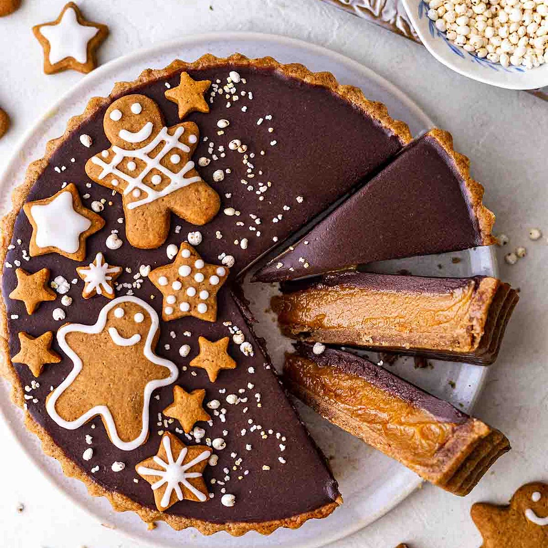 Vegan caramel tart with a gingerbread crust