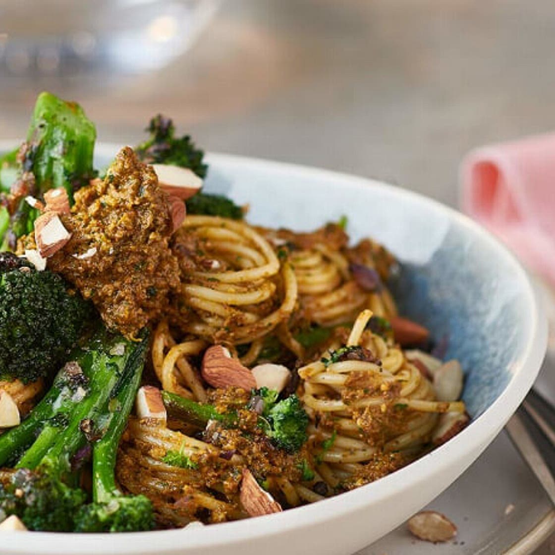 Spaghetti mit geröstetem Brokkoli an rotem Pesto mit Mandeln