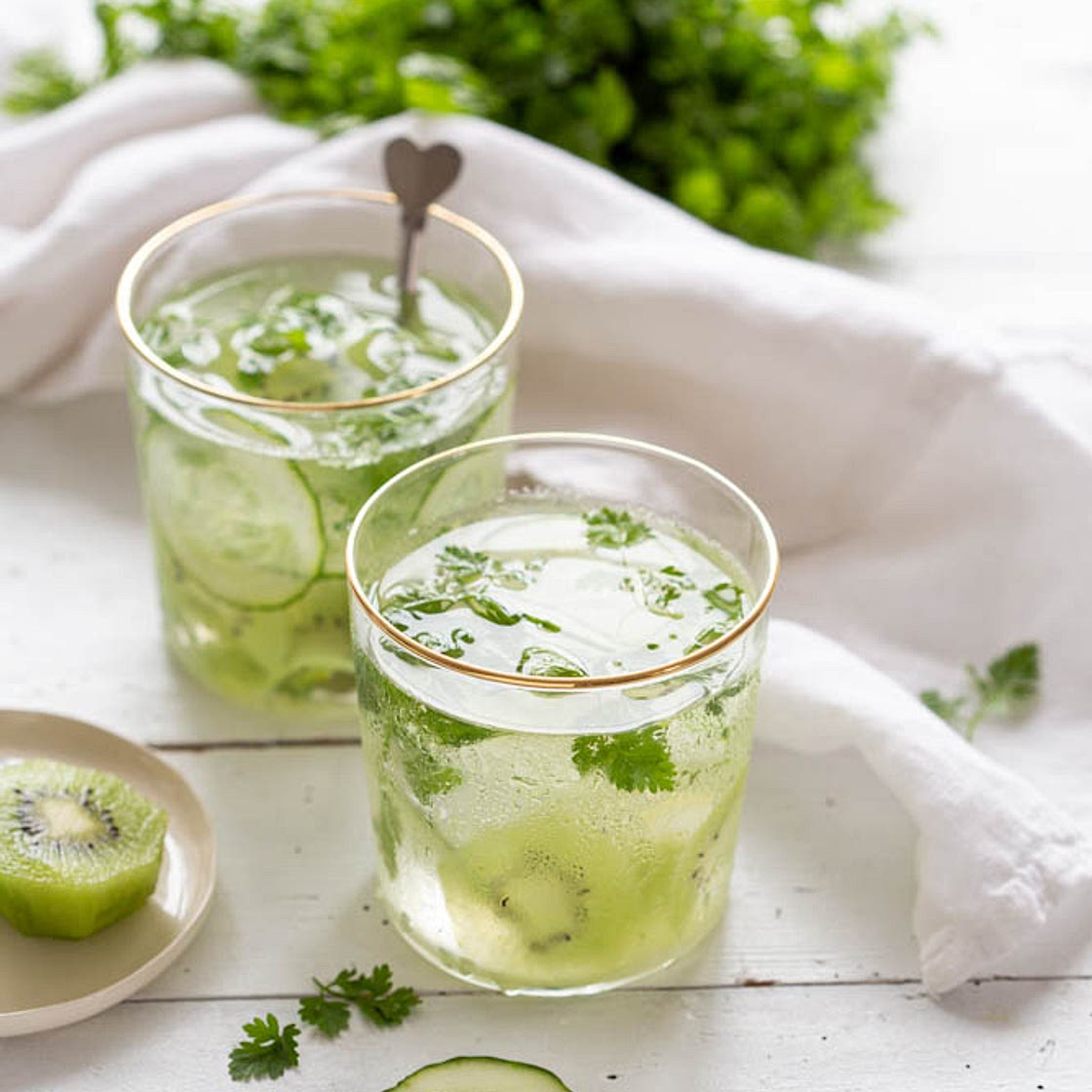 Eau détox au kiwi, concombre et cerfeuil