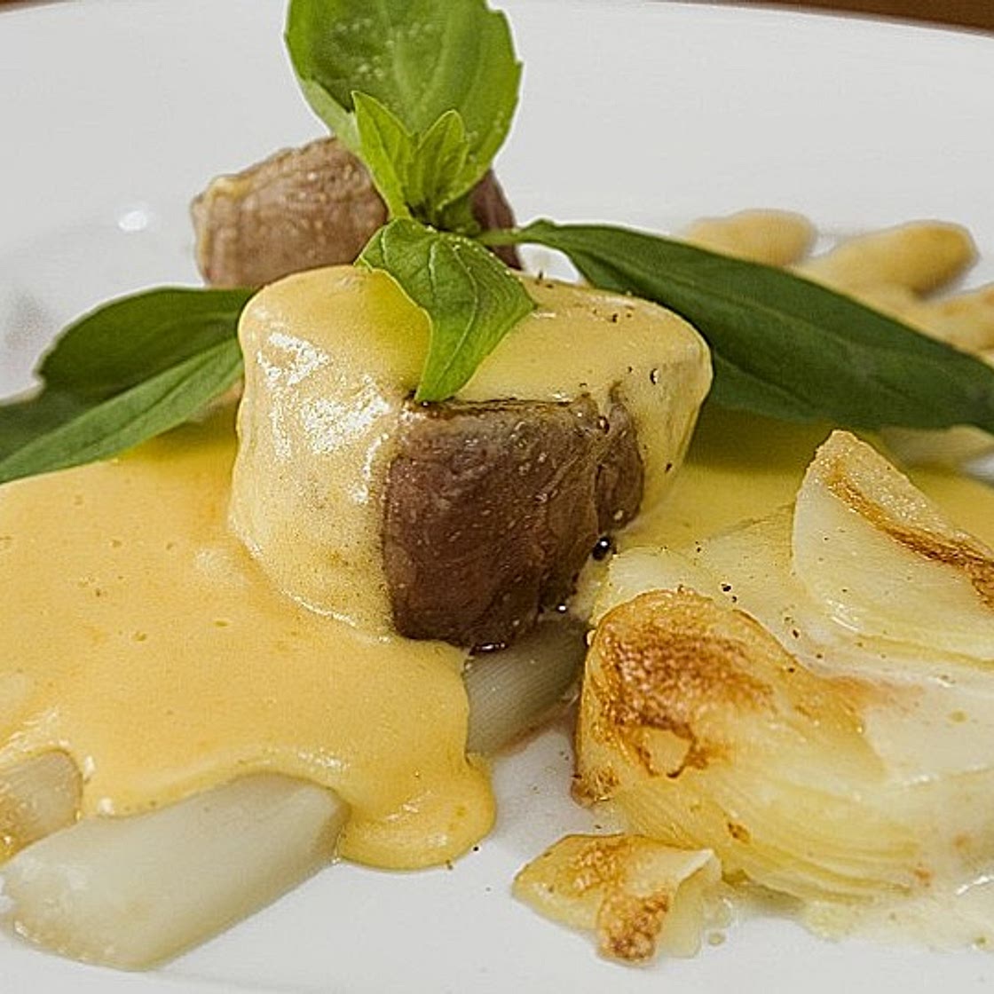 Spargel mit Sauce Hollandaise, gebratenem Schweinefilet und Kartoffelgratin