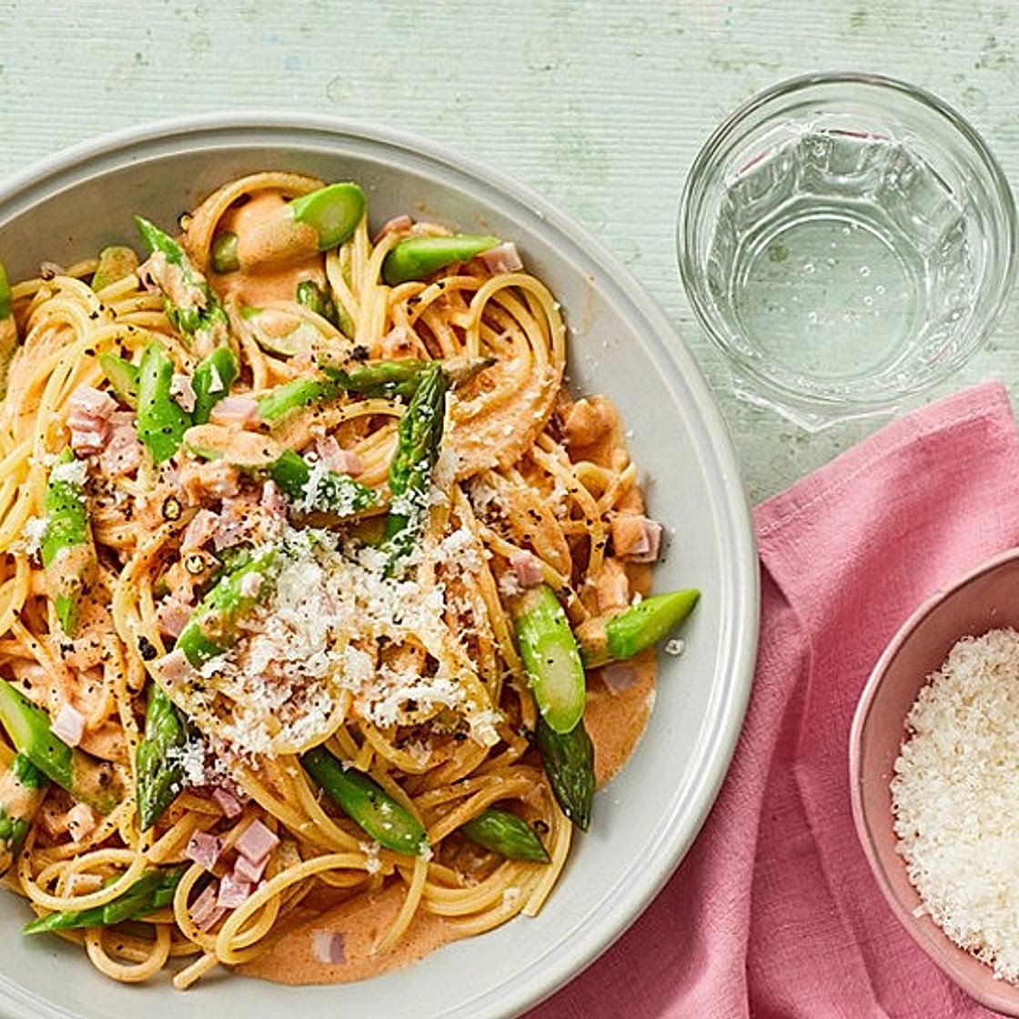 Spaghetti mit grünem Spargel und Kochschinken