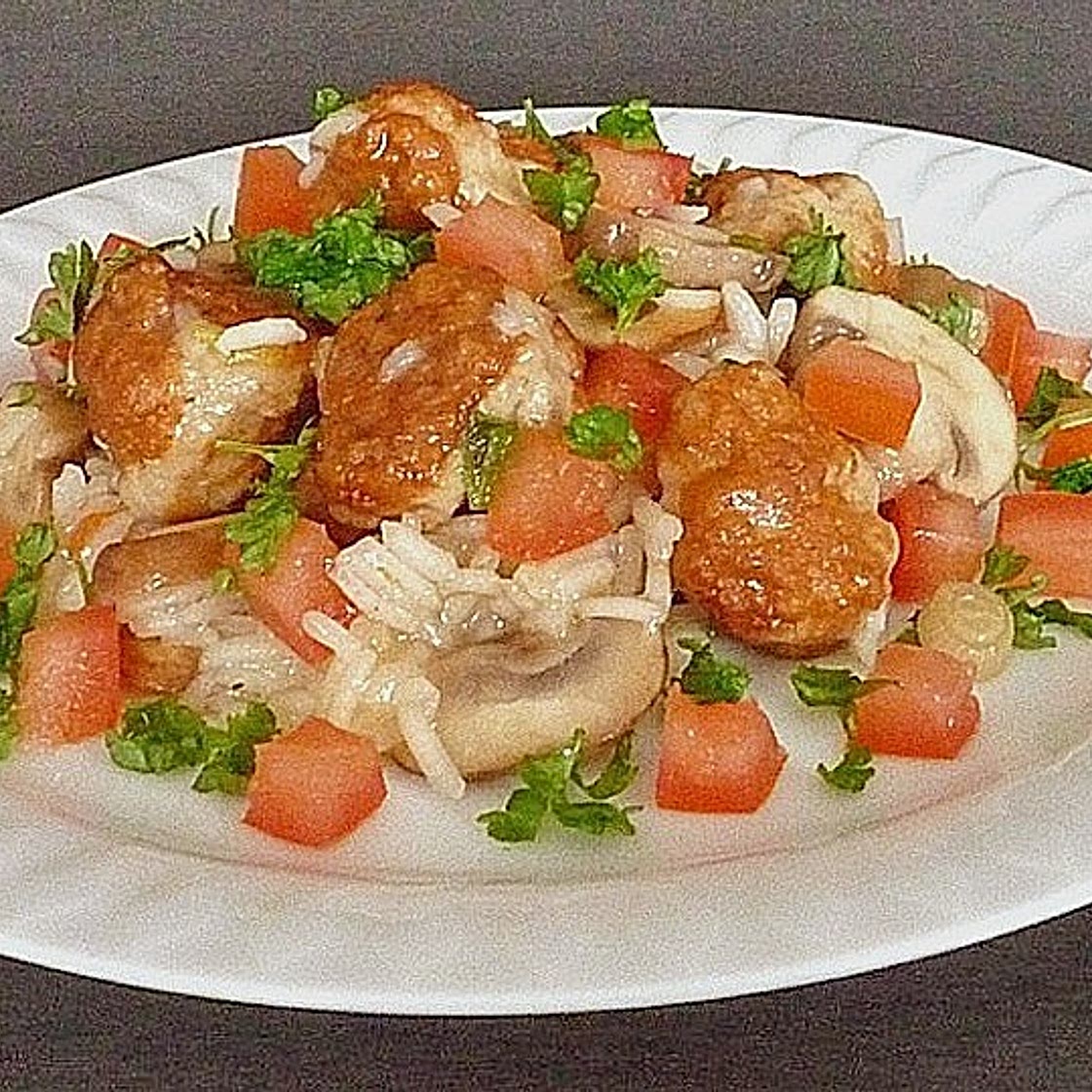 Bunte Reispfanne mit Brätklößchen