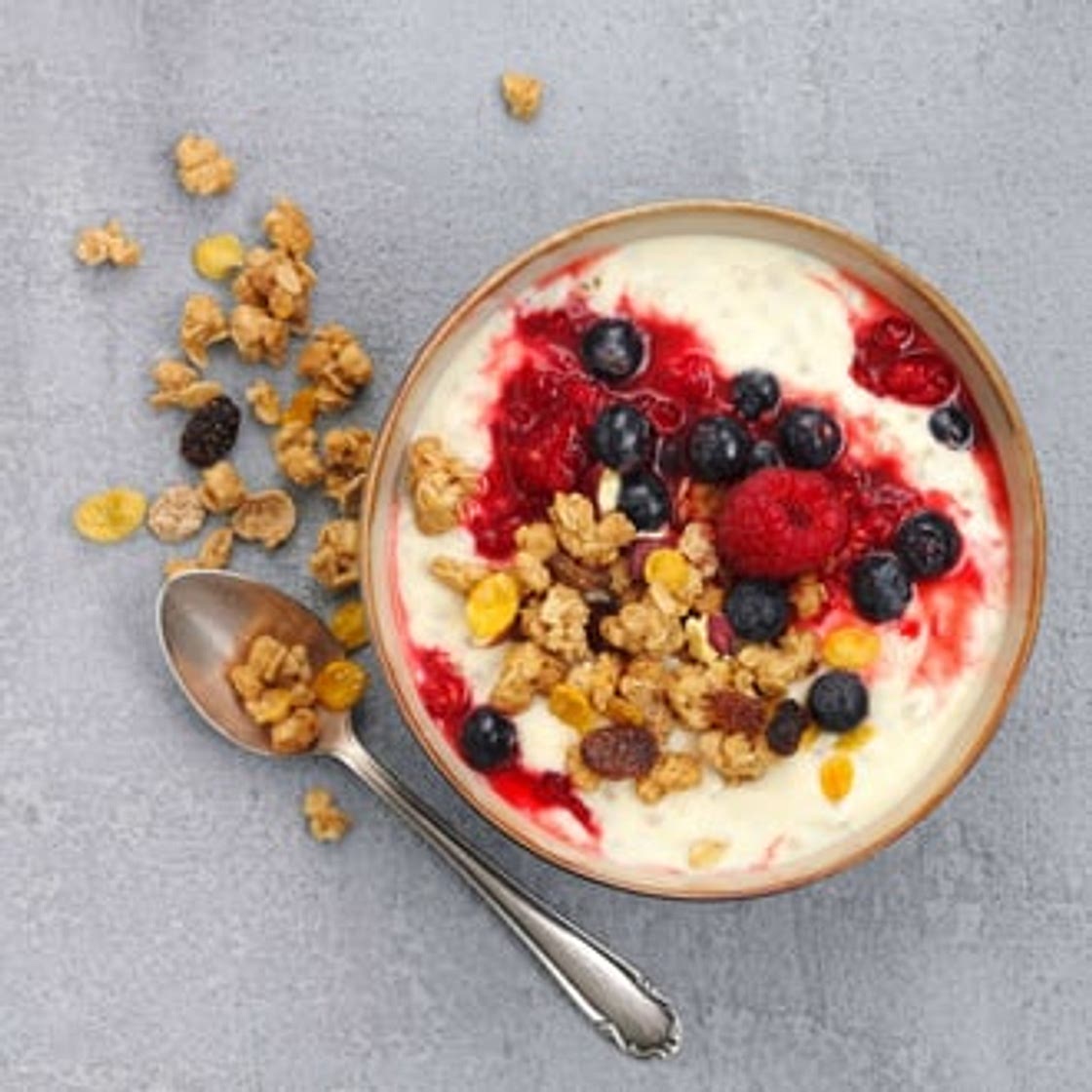 Crunchy-Joghurt-Früchte-Bowl