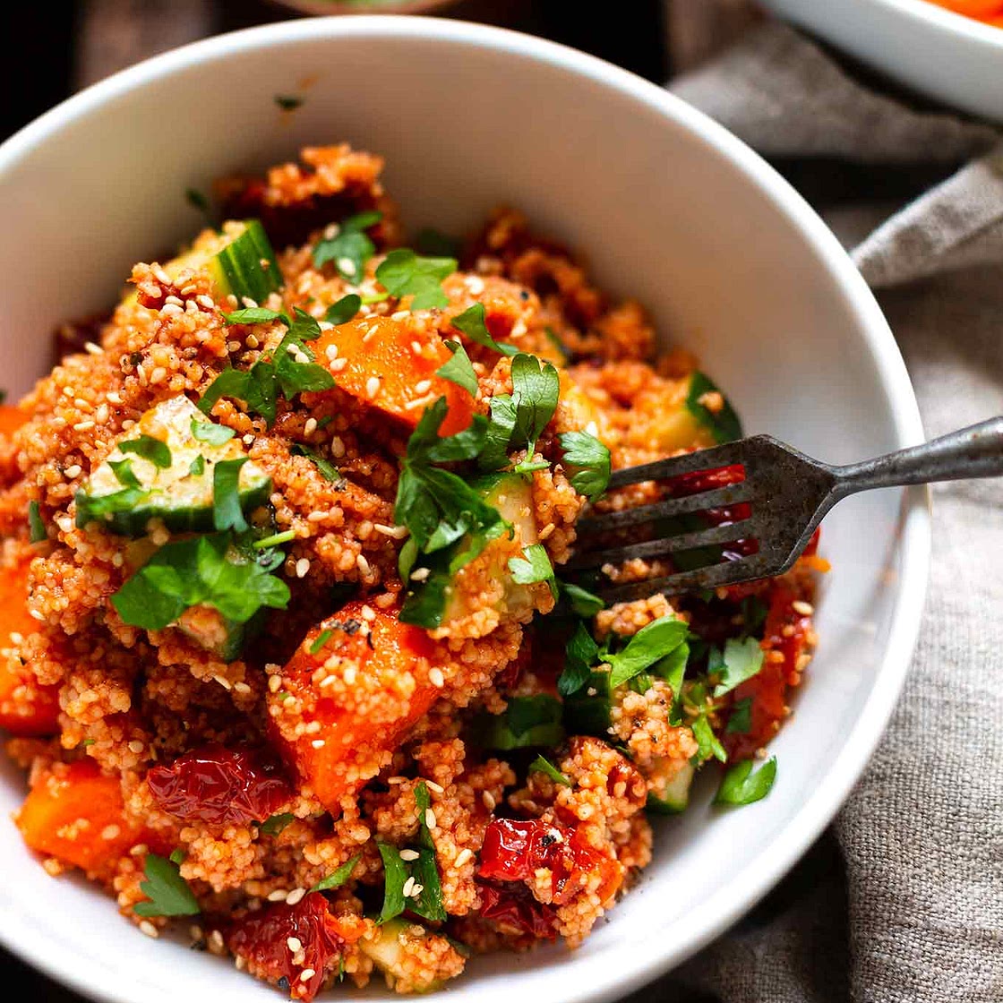 Lauwarmen Couscous-Salat mit getrockneten Tomaten