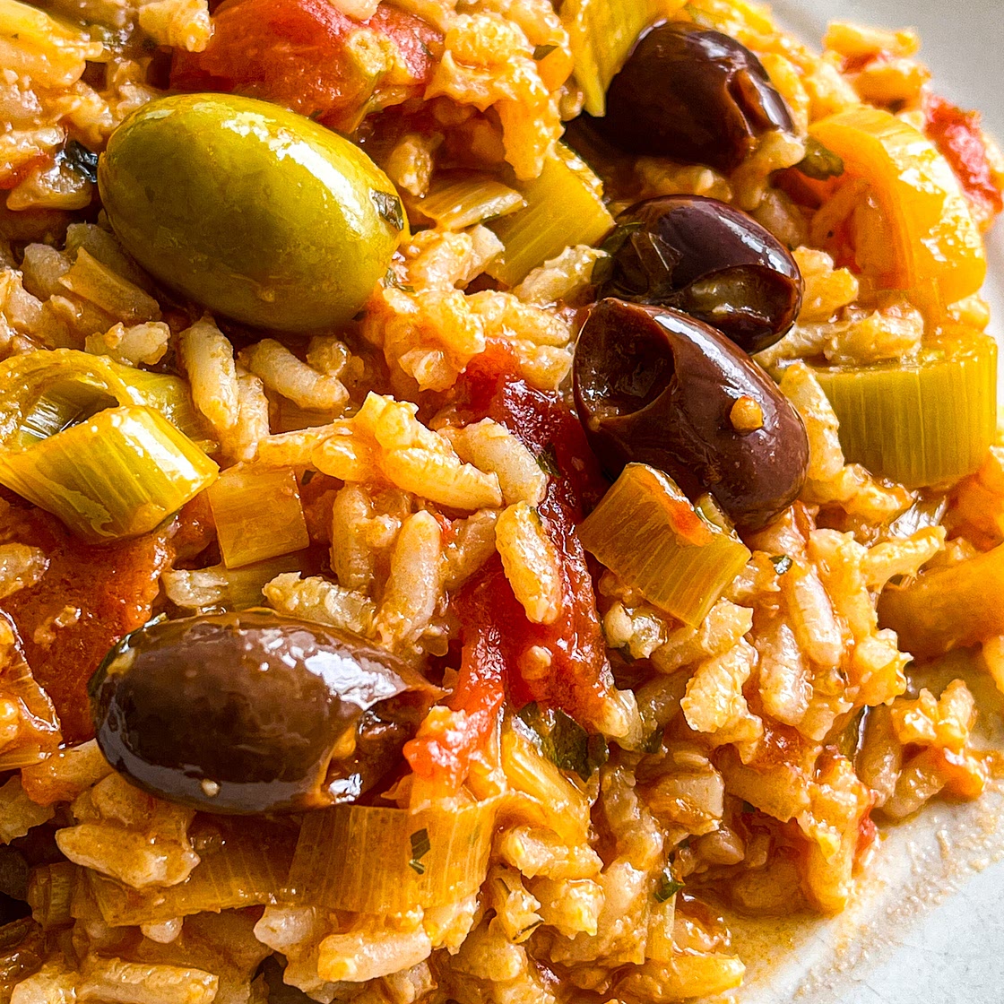 Mediterranean brown rice with leeks, olives and tomatoes