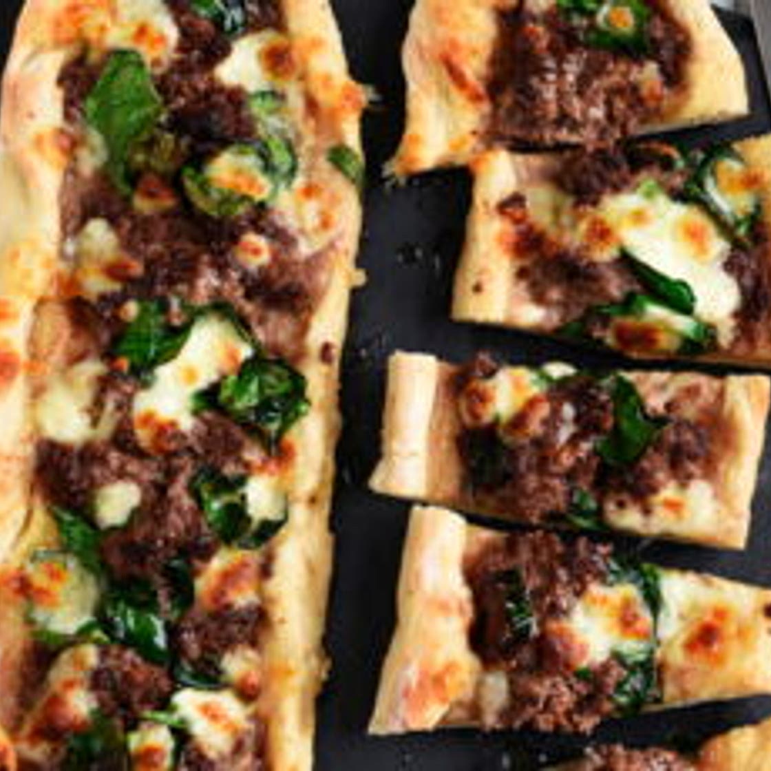 Pizza turque au bœuf et épinards