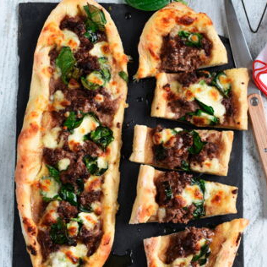 Pizza turque au bœuf et épinards