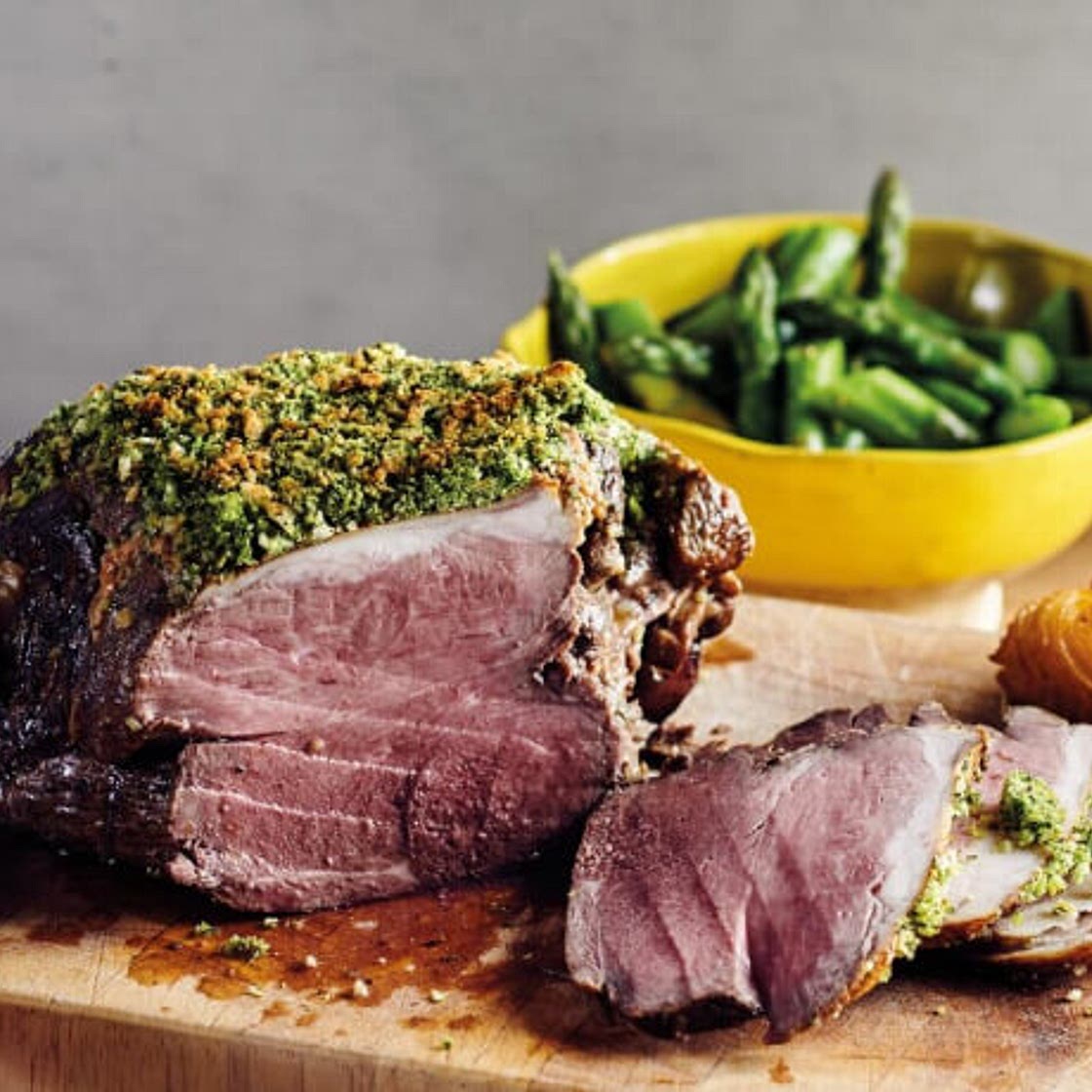 Lammkeule mit Kräuterkruste und grünem Spargel