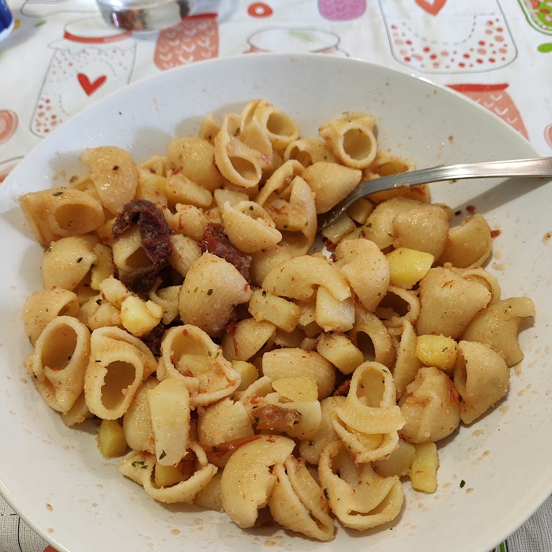 Pasta con tomates secos y patata