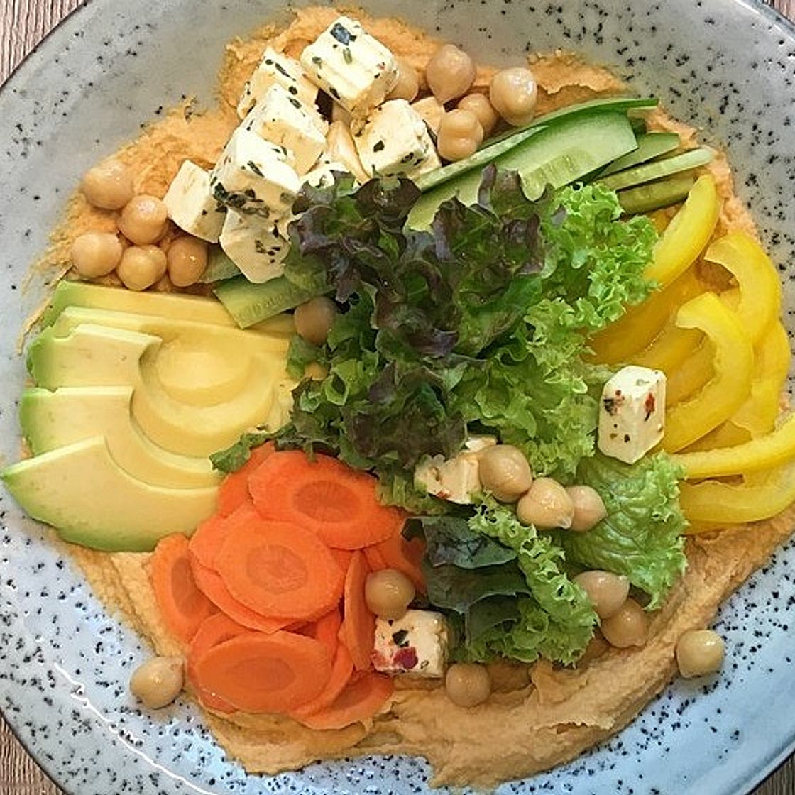 Hummus-Bowl mit Salat