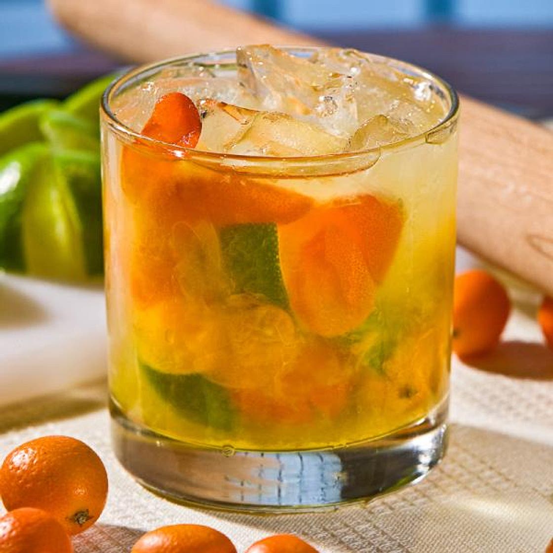 Caipirinha de cerveja com laranja