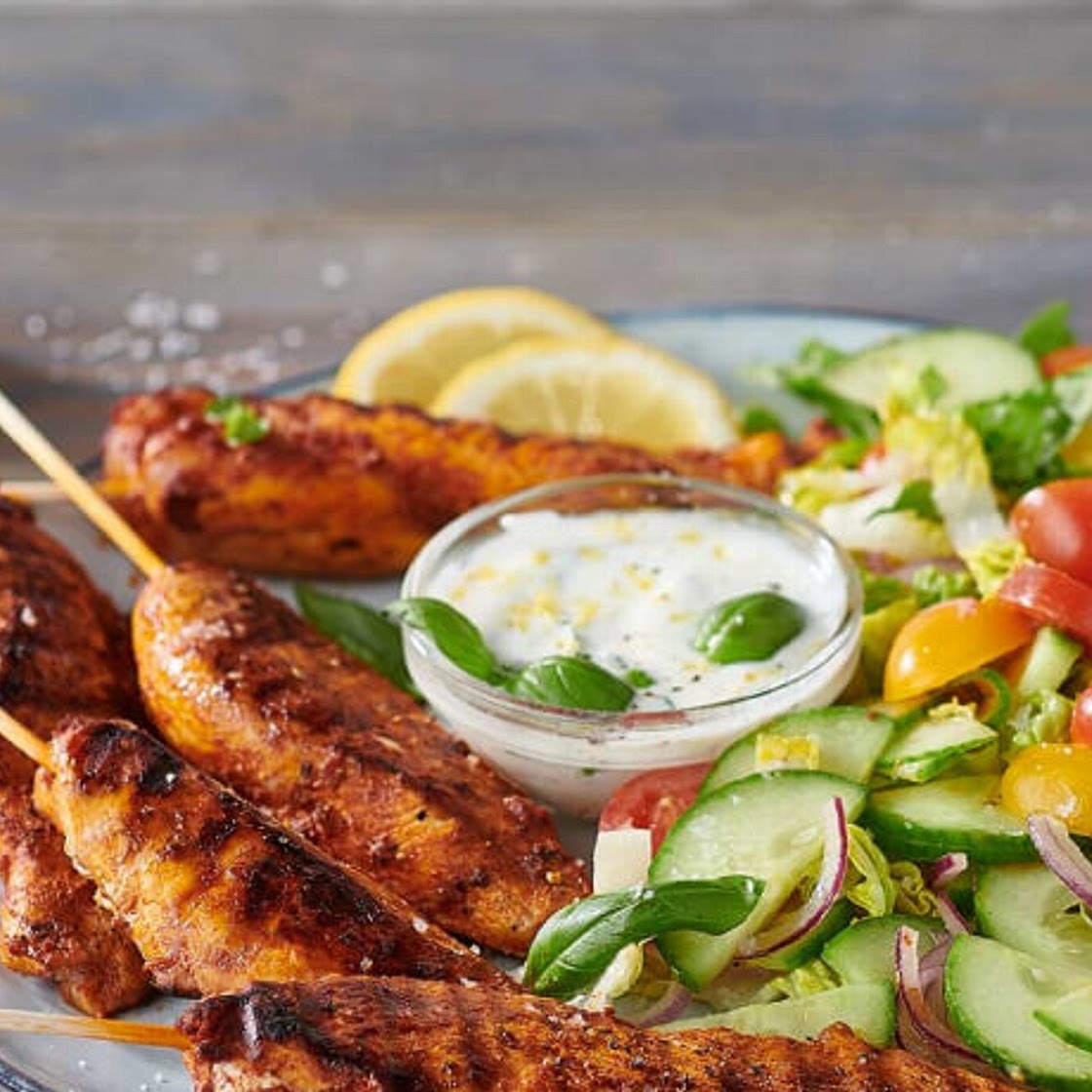 Hähnchenspieße vom Grill mit Salat und Knoblauchdip
