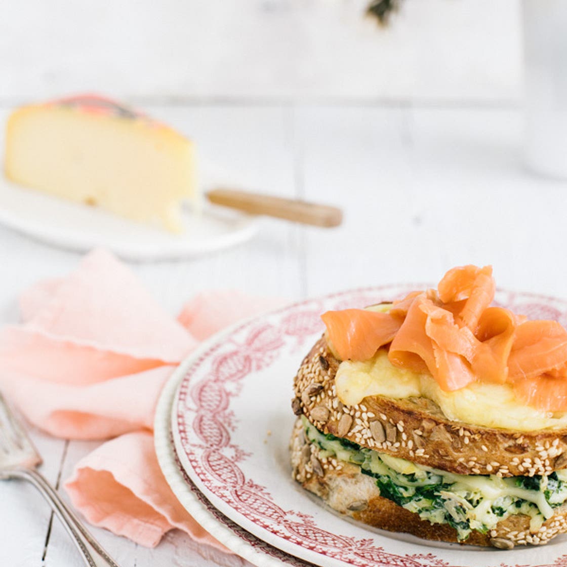 croque-monsieur au saumon fumé, « béchamel » aux épinards & aux artichauts