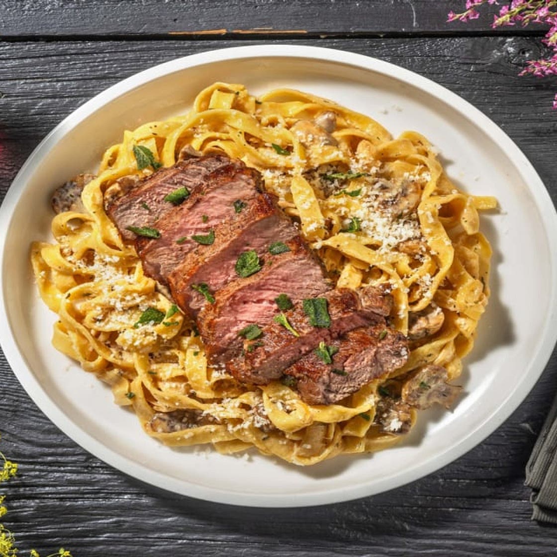 Feines Rindersteak auf cremiger Jägersoße dazu Fettuccine und knusprige Salbeiblättchen