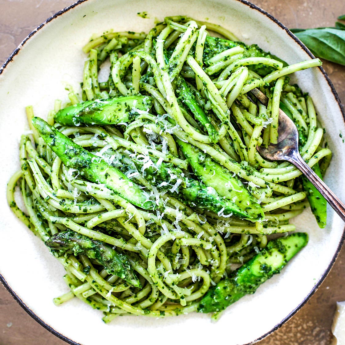 Spinach Pesto Spaghetti with Asparagus
