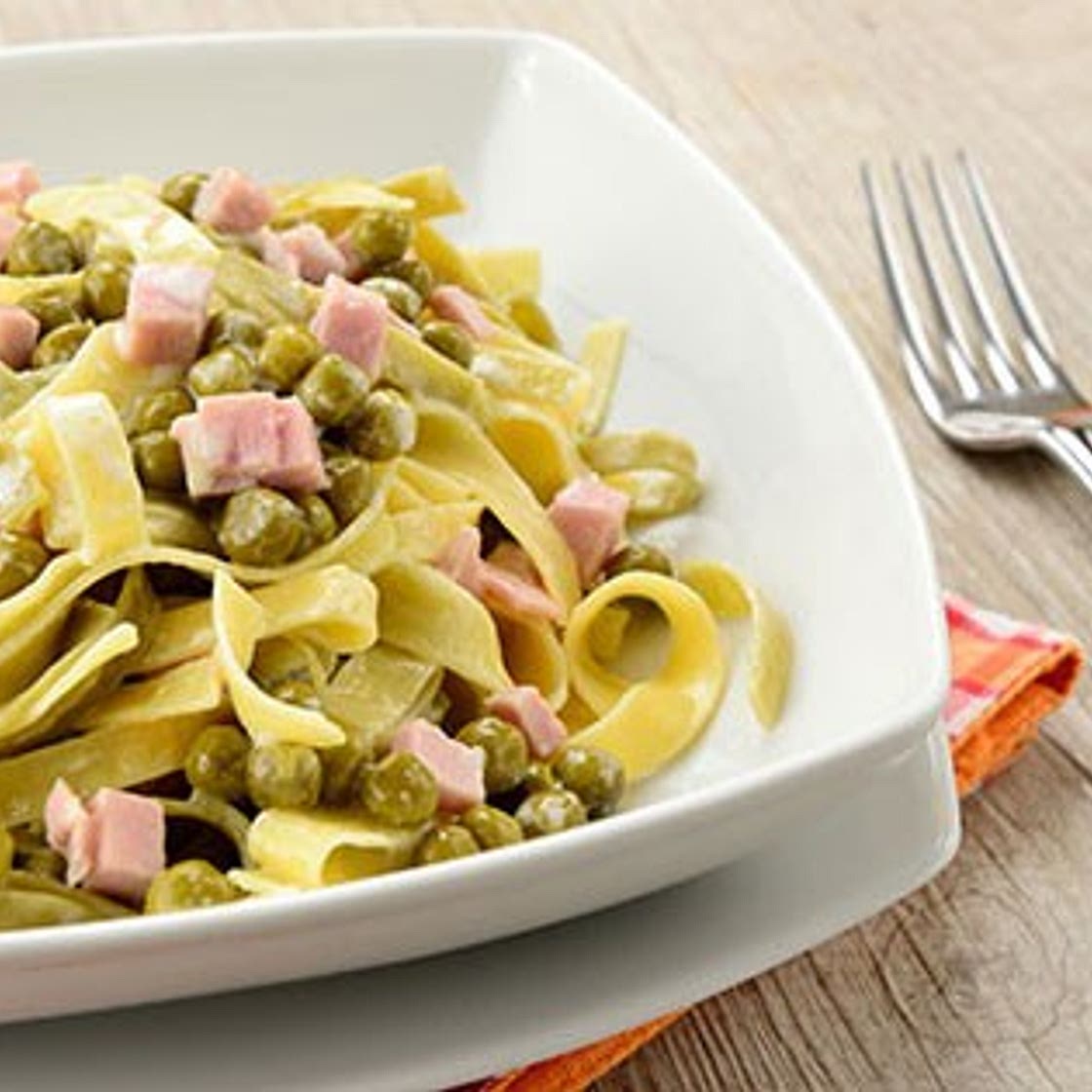 Spinach fettuccine with Ham and Peas