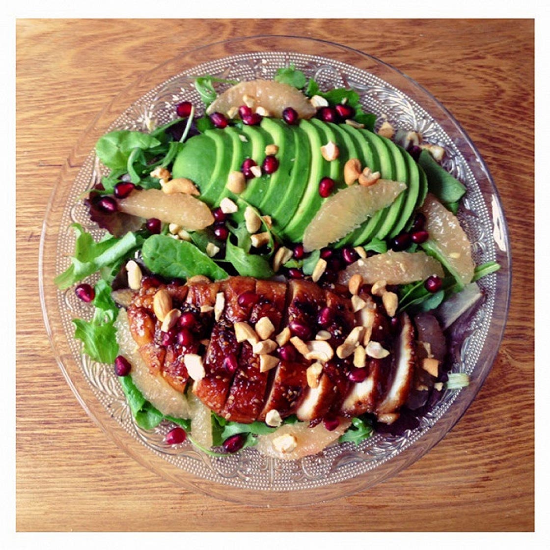 Salade de poulet mariné au miel et sauce soja, avocat, grenade