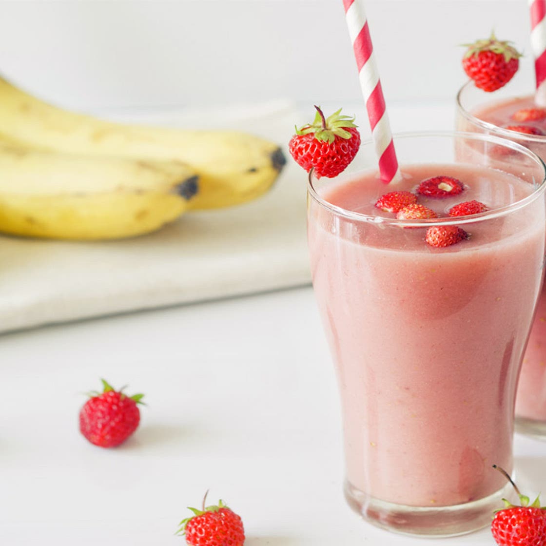 Smoothie con banana, fragole e latte di mandorla